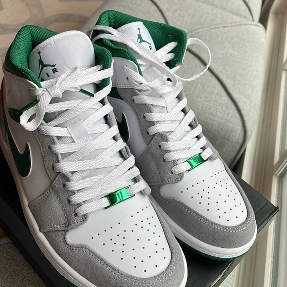 Air Jordan 1Mid SE